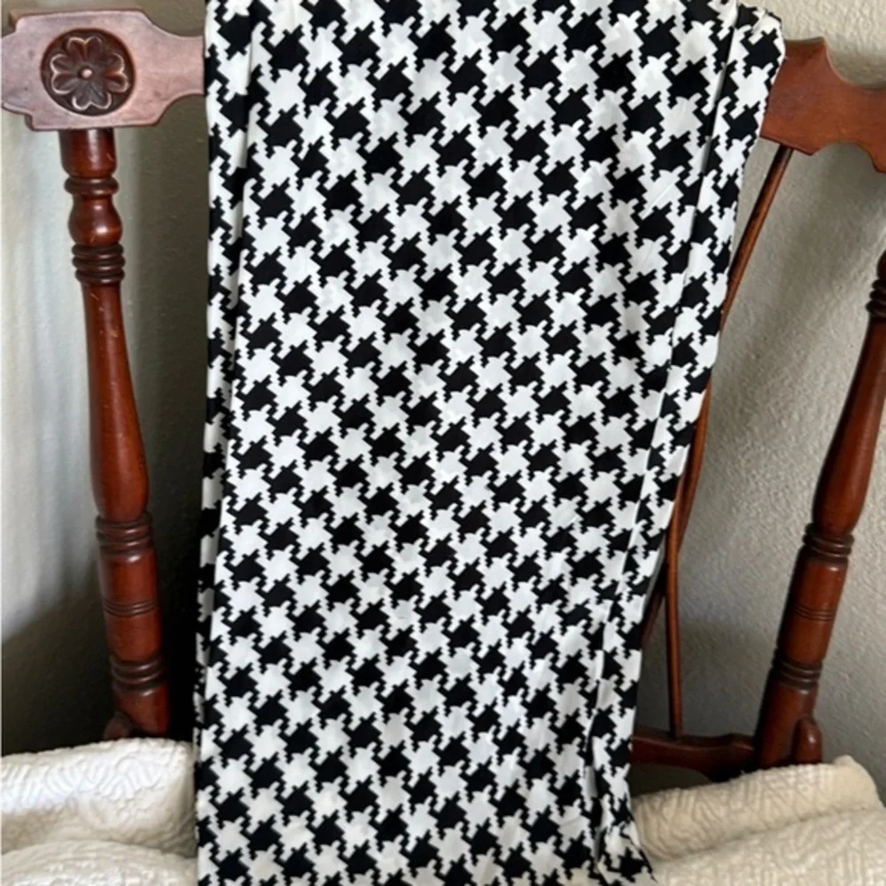 Infinity scarf, black & white, 100% polyester.